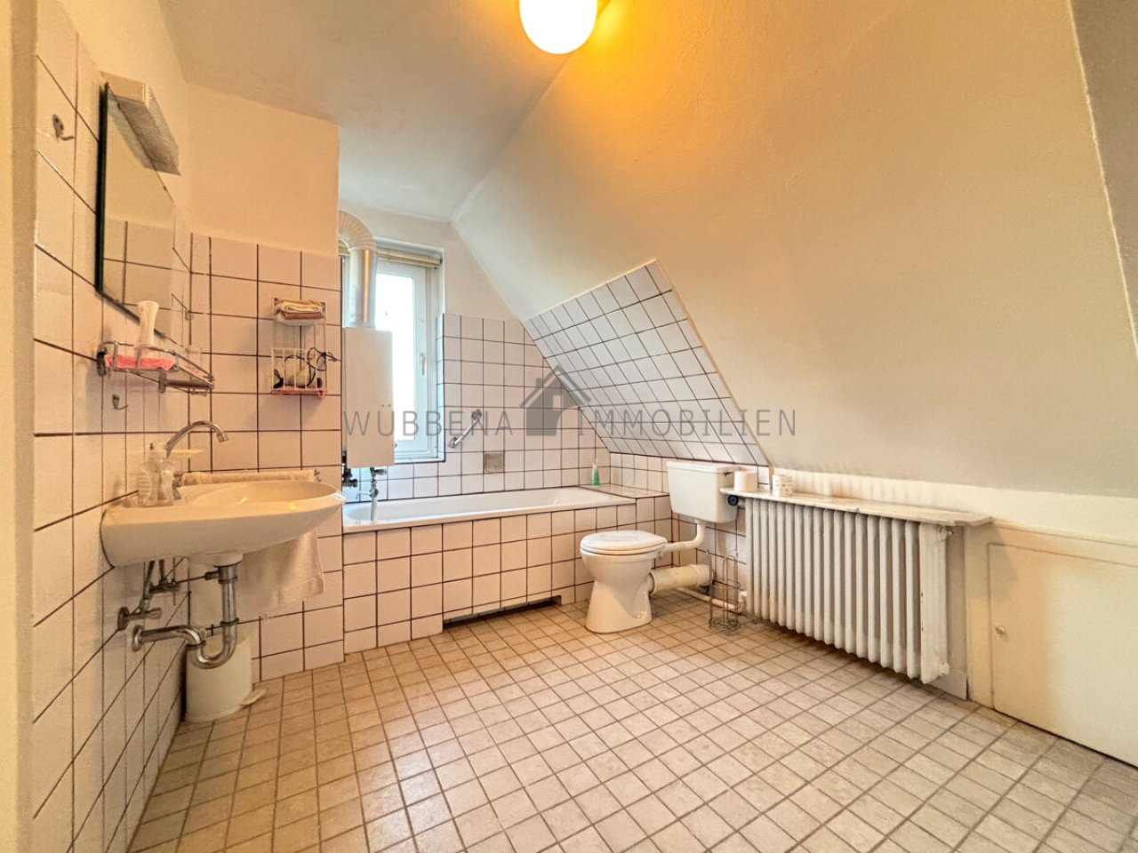 Badezimmer mit Badewanne OG Badezimmer mit Badewanne OG