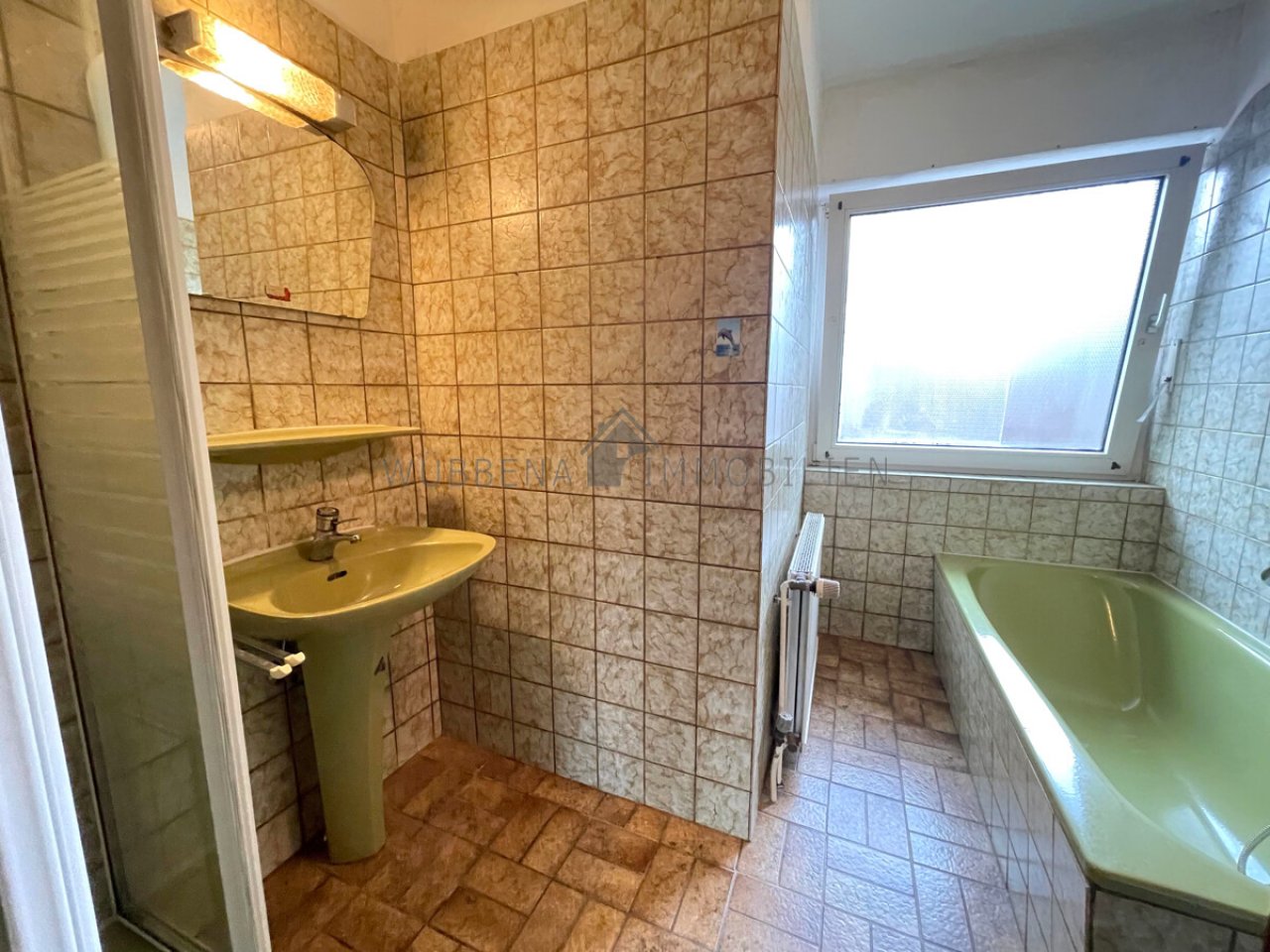 Tageslichtbad mit Dusche und Badewanne