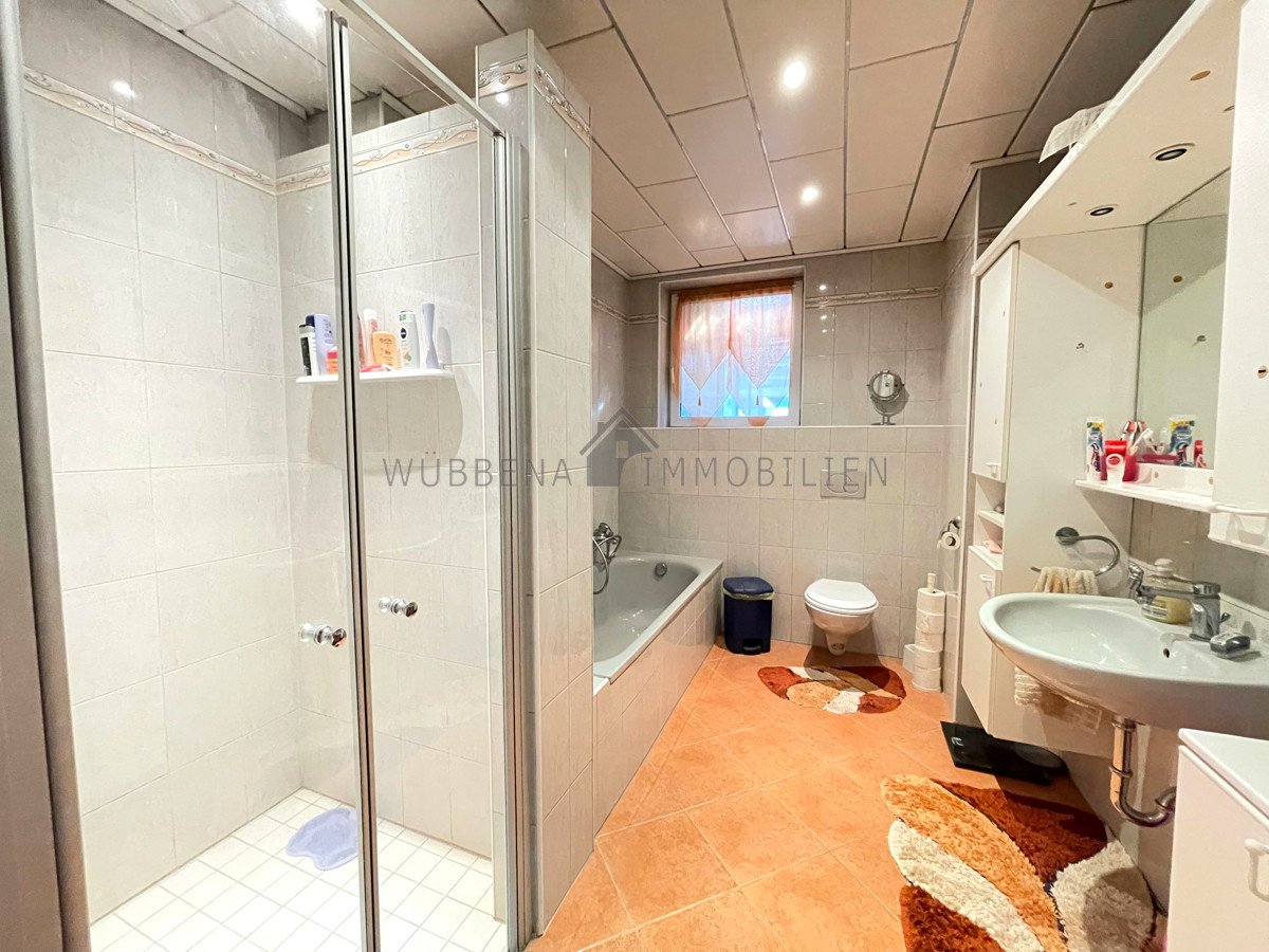 Tageslichtbad mit ebenerdiger Dusche und Badewanne