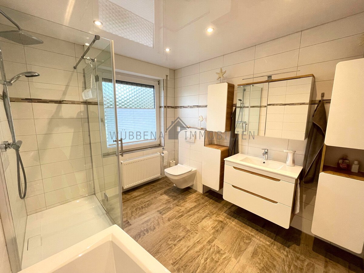 Tageslichtbad mit Dusche und Badewanne