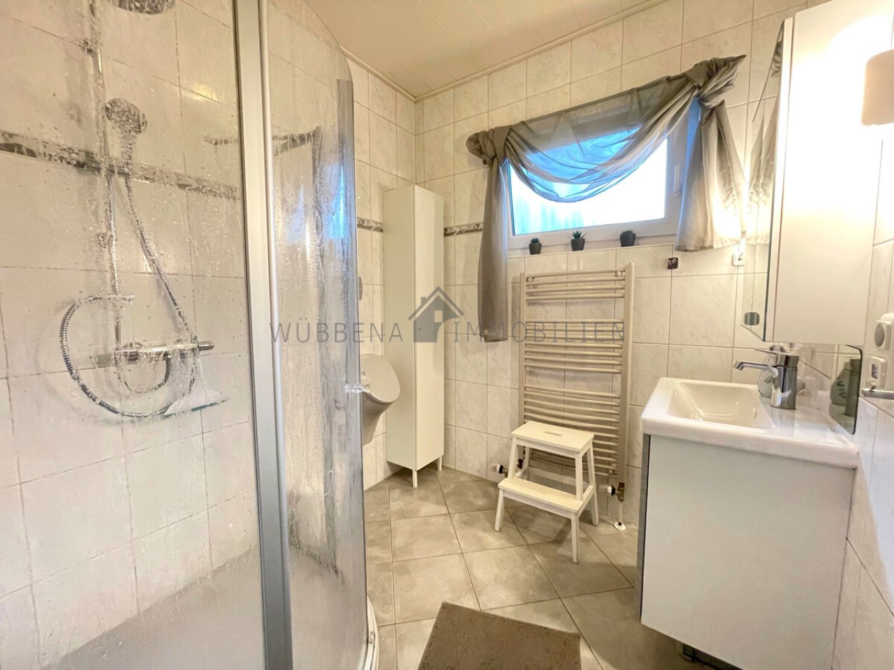 Modernes Tageslichtbad mit Dusche und Fußbodenheizung Modernes Tageslichtbad mit Dusche und Fußbodenheizung