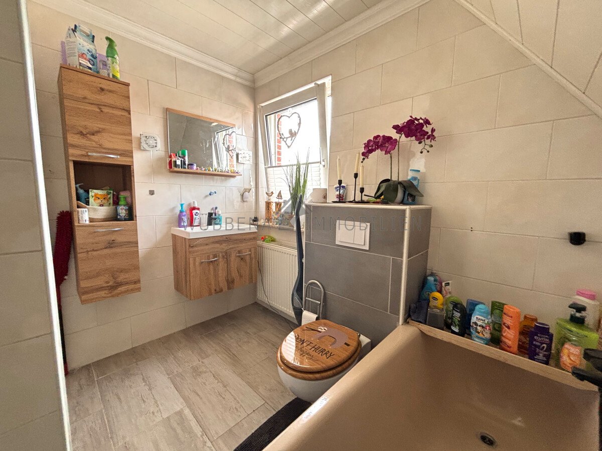 Tageslichtbad mit Badewanne OG Tageslichtbad mit Badewanne OG