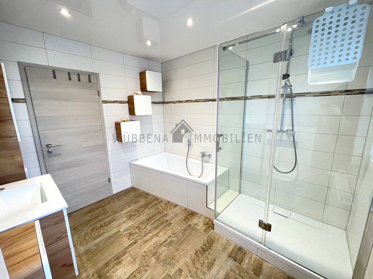 Tageslichtbad mit Dusche und Badewanne Ansicht 2 Tageslichtbad mit Dusche und Badewanne Ansicht 2