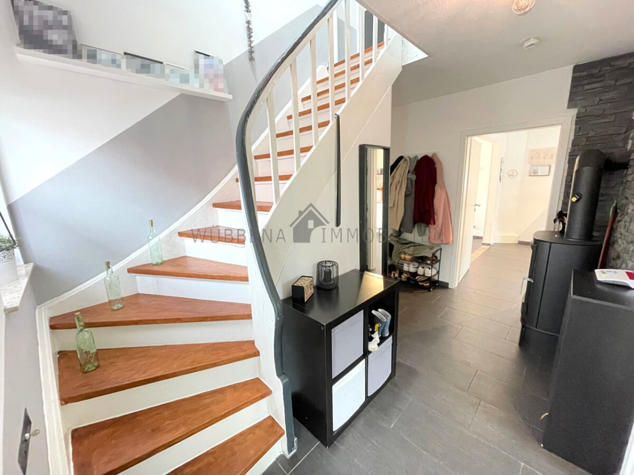 Heller Eingangsbereich mit Kamin