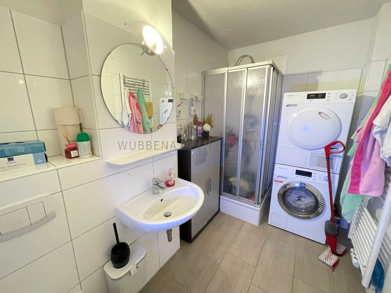 Modernes Badezimmer mit Dusche