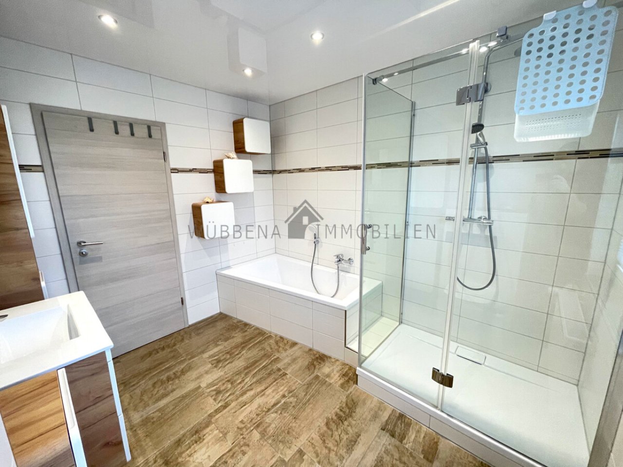 Tageslichtbad mit Dusche und Badewanne Ansicht 2