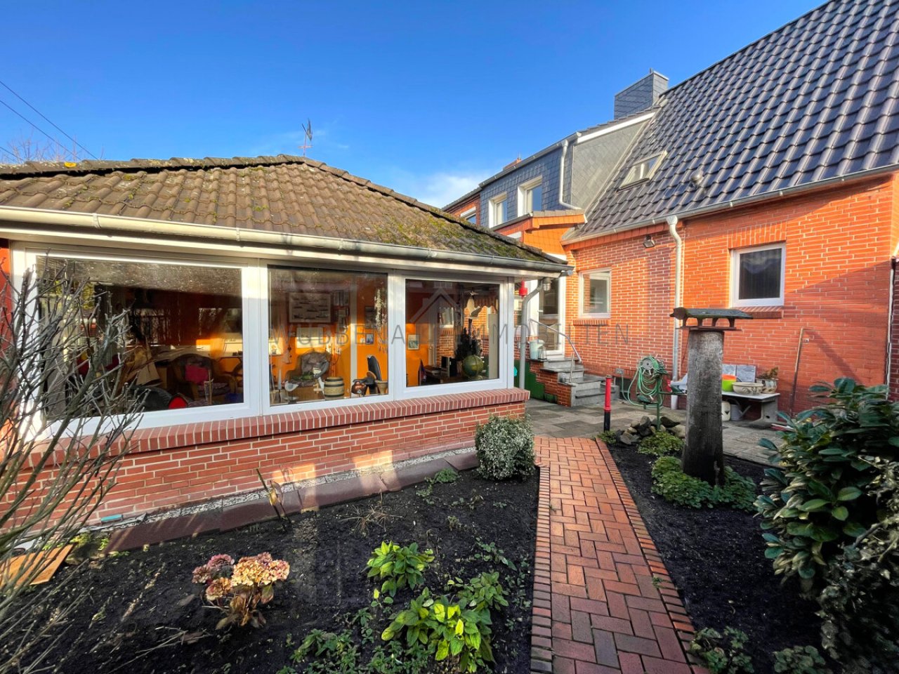 Ansicht Immobilie und massives Nebengebäude