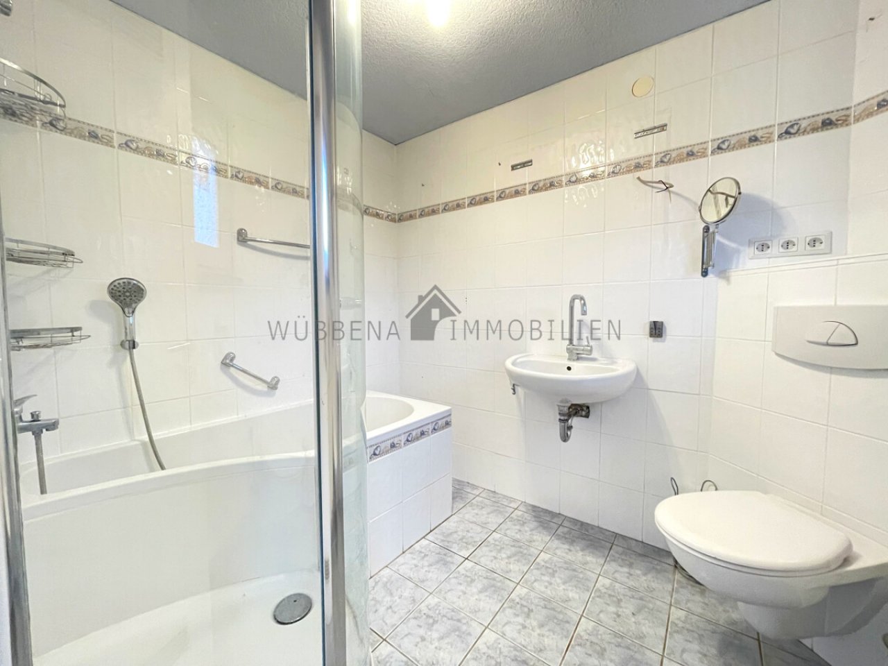 Tageslichtbad mit Dusche und Badewanne