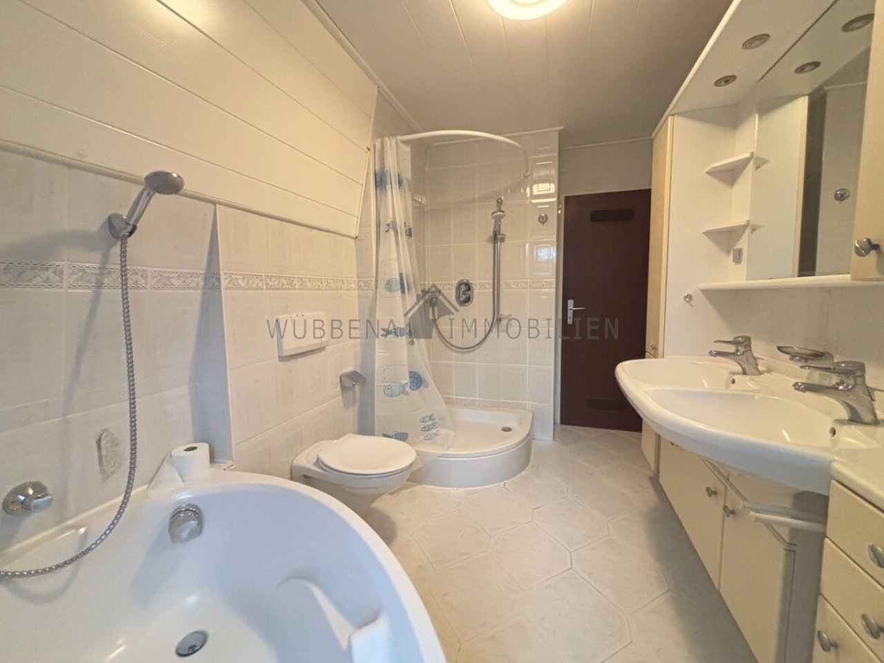 Tageslichtbad mit Dusche und Badewanne OG