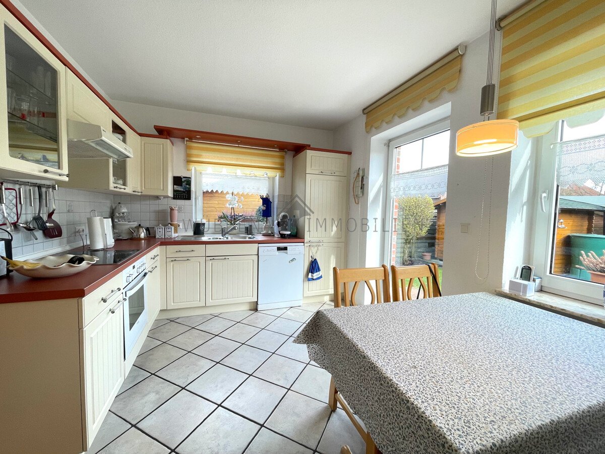 Küche mit EBk, Vorratsraum und Zugang Terrasse