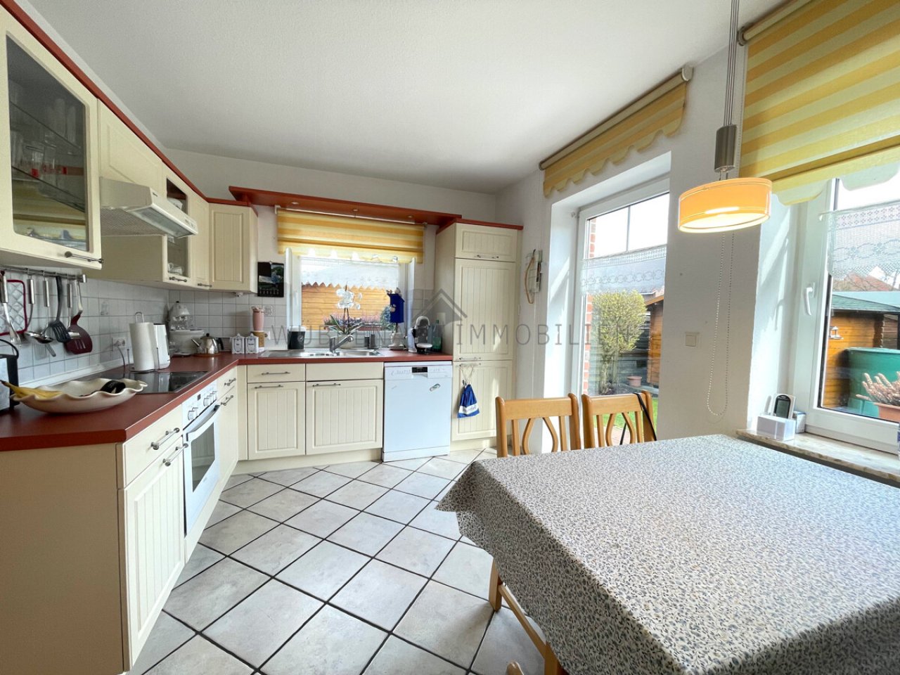 Küche mit EBk, Vorratsraum und Zugang Terrasse