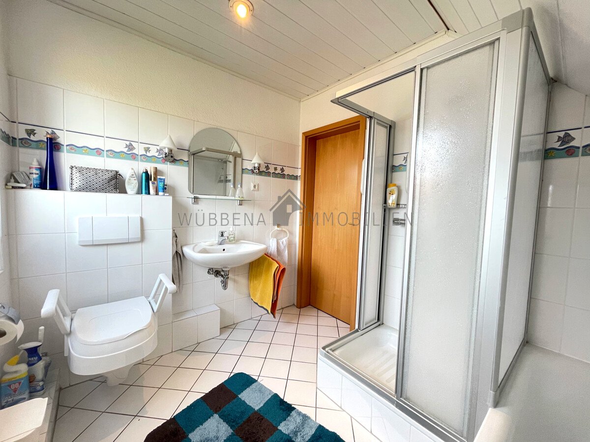 Tageslichtbad mit Dusche und Badewanne