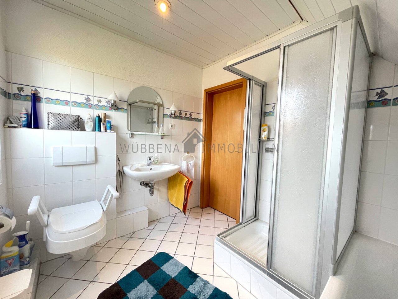 Tageslichtbad mit Dusche und Badewanne