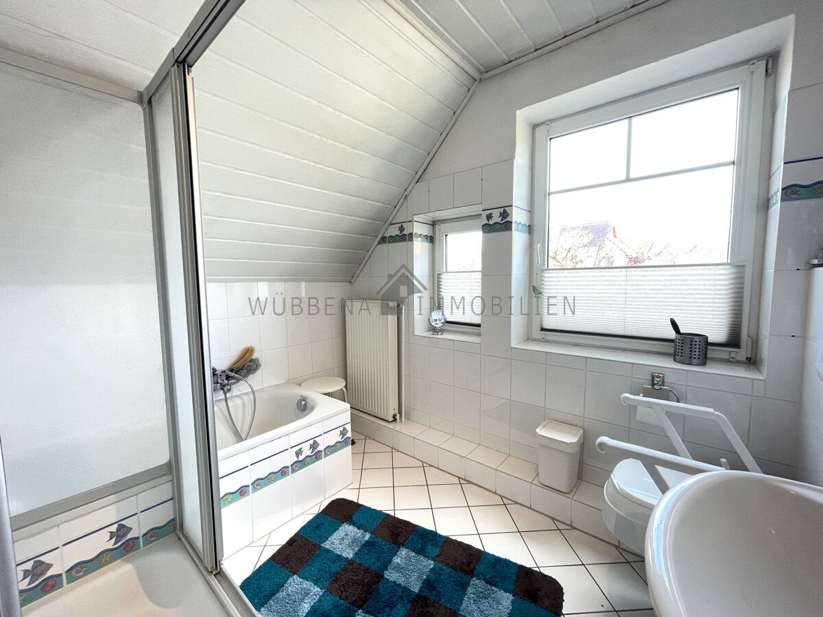 Tageslichtbad mit Dusche und Badewanne Ansicht 2