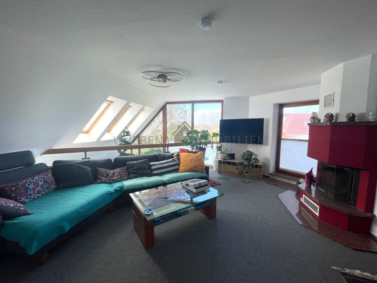 Wohnzimmer mit Kamin und Balkon