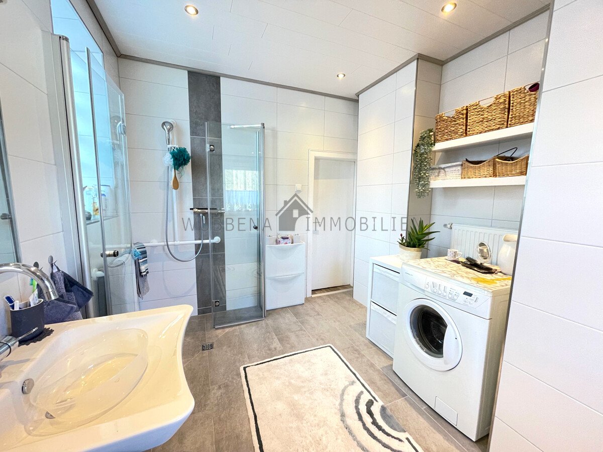 Modernes Badezimmer mit ebenerdiger Dusche