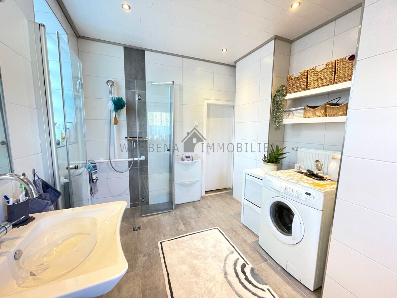 Modernes Badezimmer mit ebenerdiger Dusche