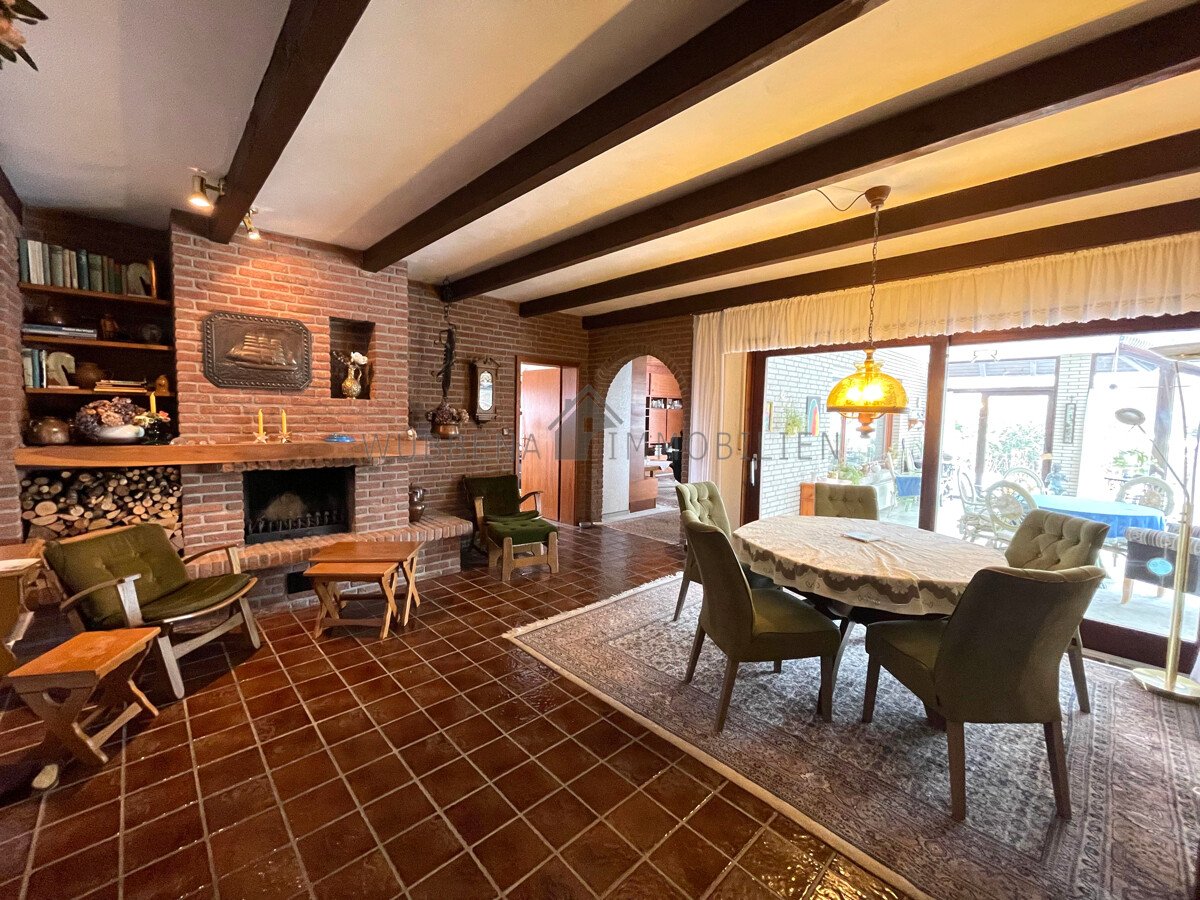 Wohn- und Essbereich mit Kamin