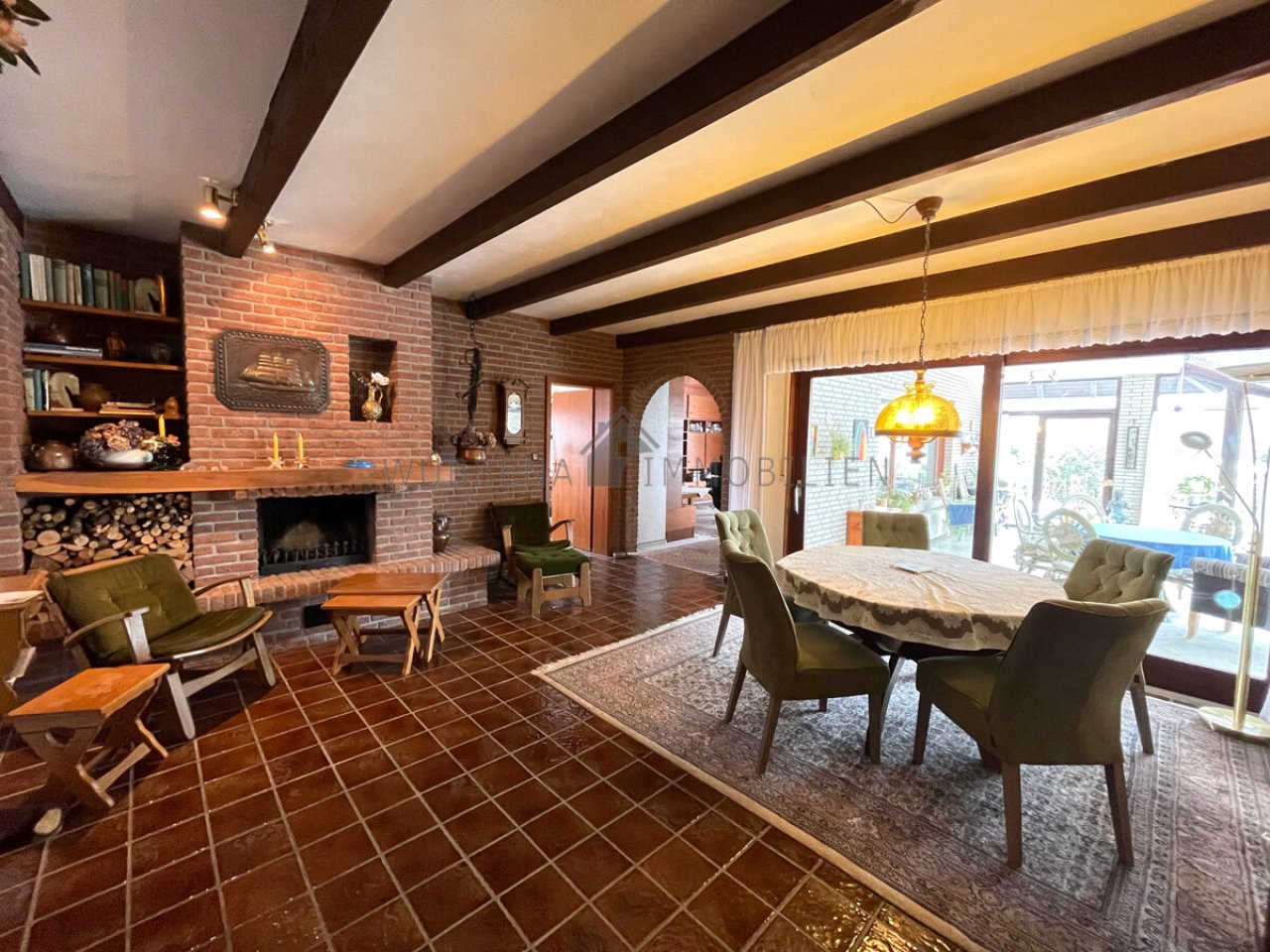 Wohn- und Essbereich mit Kamin