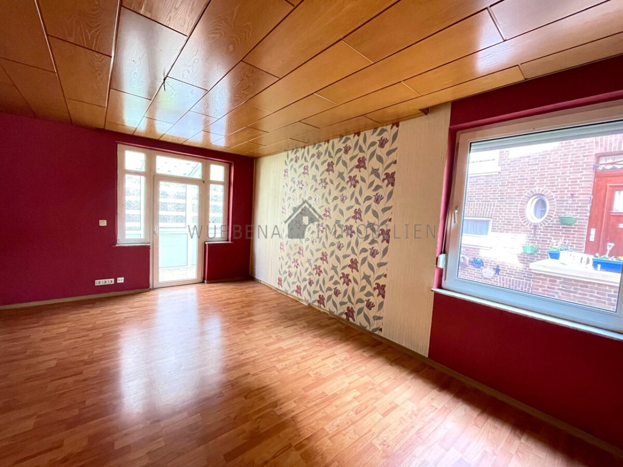 Wohnzimmer mit Zugang zum Wintergarten