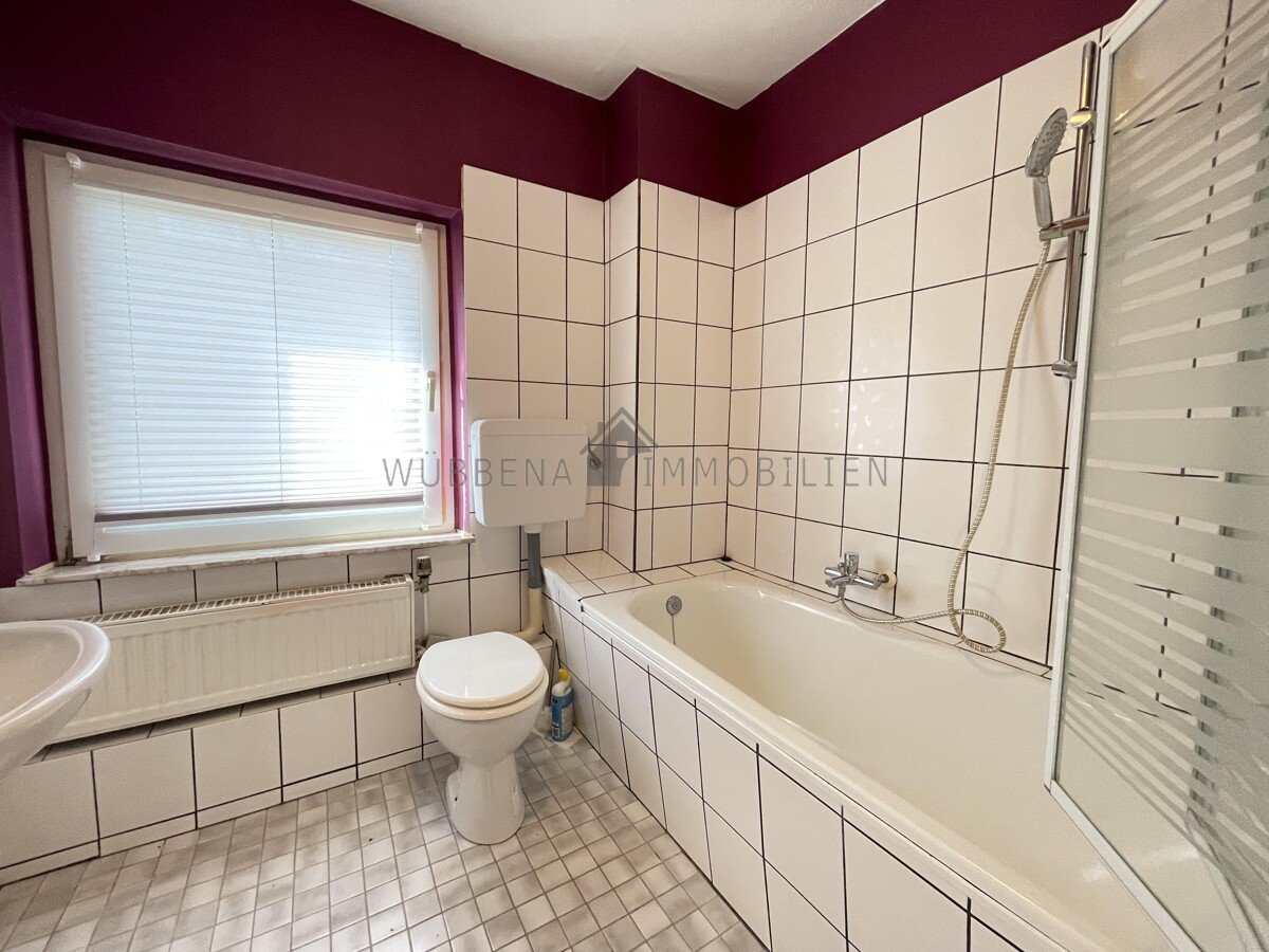 Badezimmer mit Dusche und Badewanne