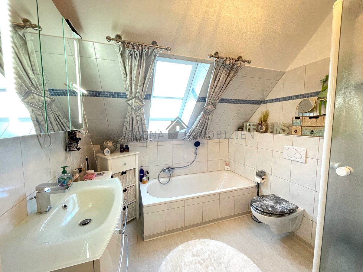 Tageslichtbad mit Dusche und Badewanne - OG