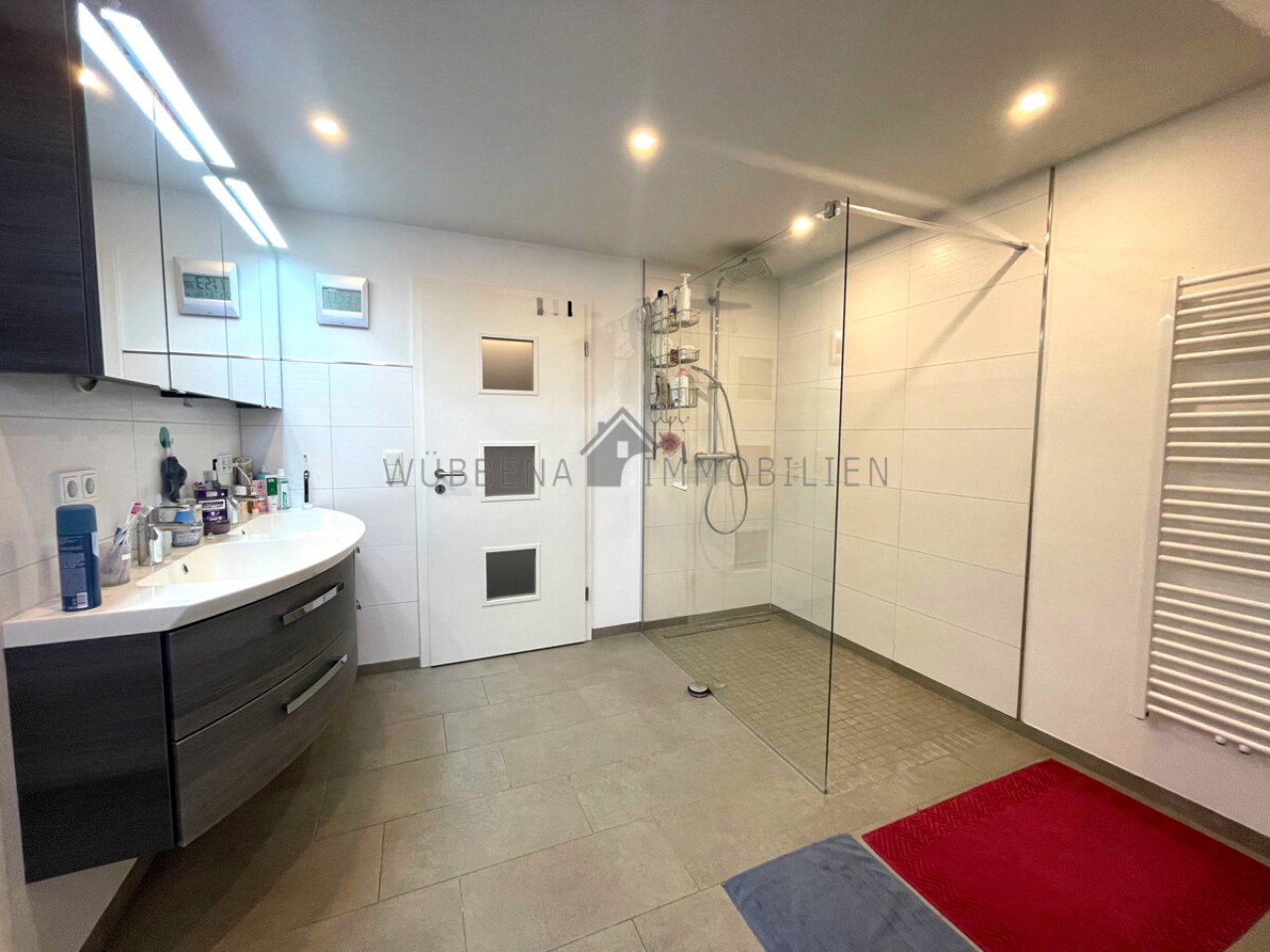 Modernes Badezimmer mit ebenerdiger Dusche