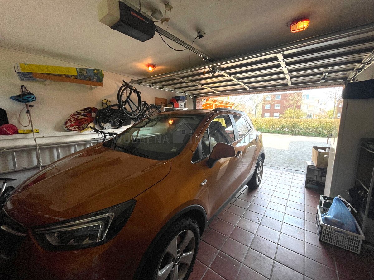 Große Garage mit direktem Zugang zum Haus