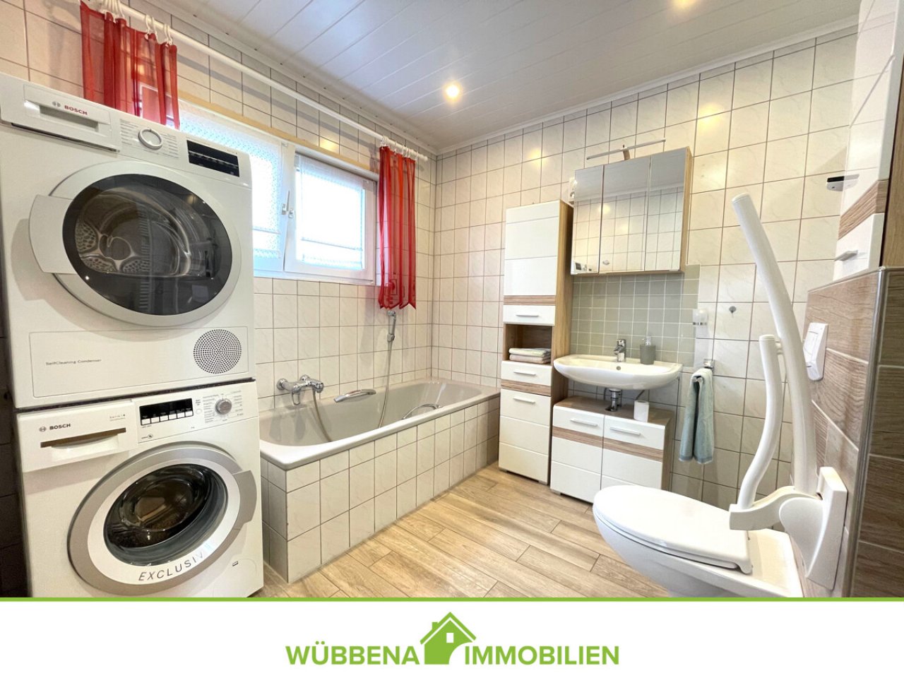 Tageslichtbad mit ebenerdiger Dusche und Badewanne Ansicht 1