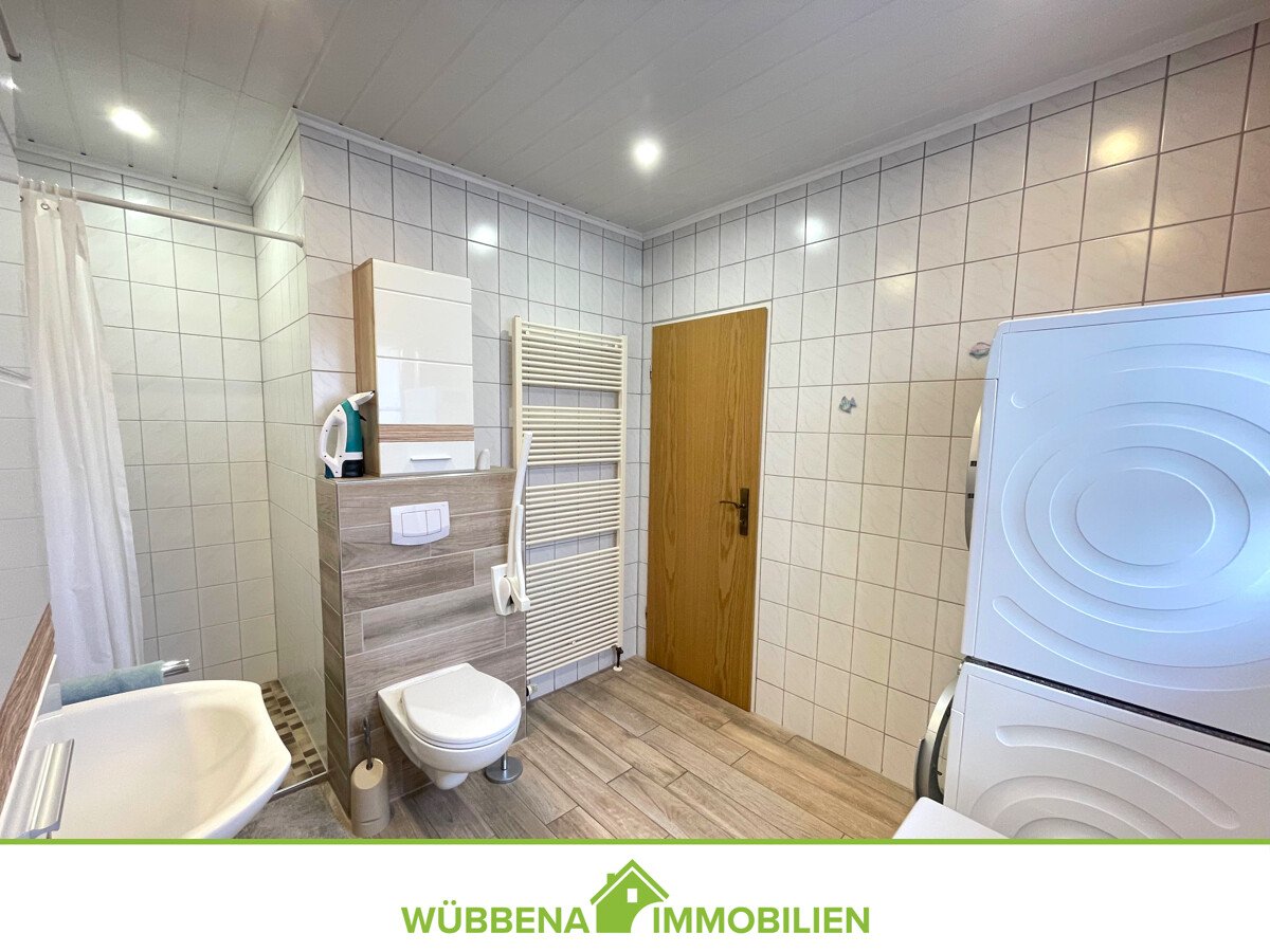 Tageslichtbad mit ebenerdiger Dusche und Badewanne Ansicht 2