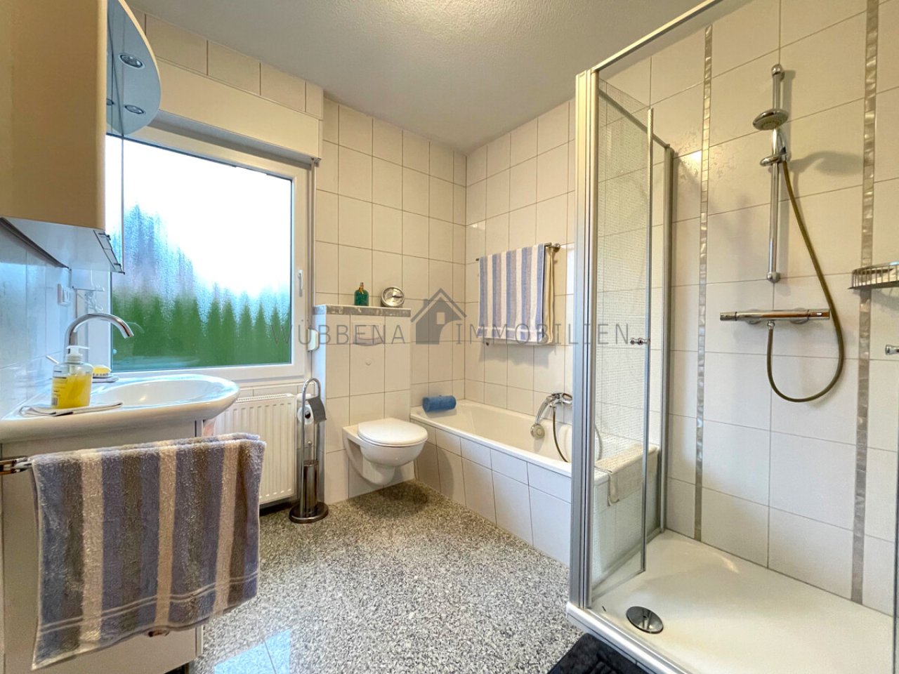 Tageslichtbad mit Dusche und Badewanne