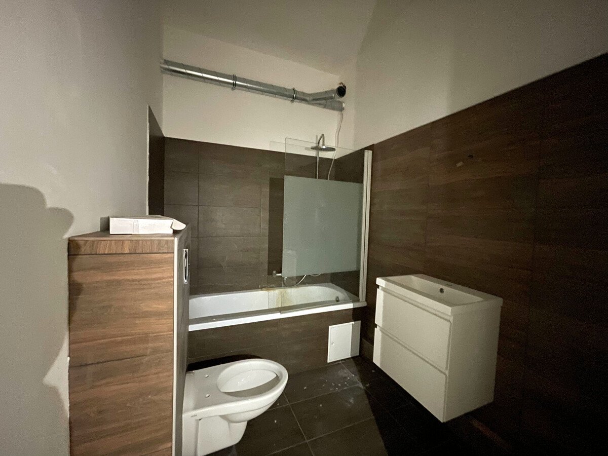 Modernes Badezimmer mit Duschwanne Modernes Badezimmer mit Duschwanne
