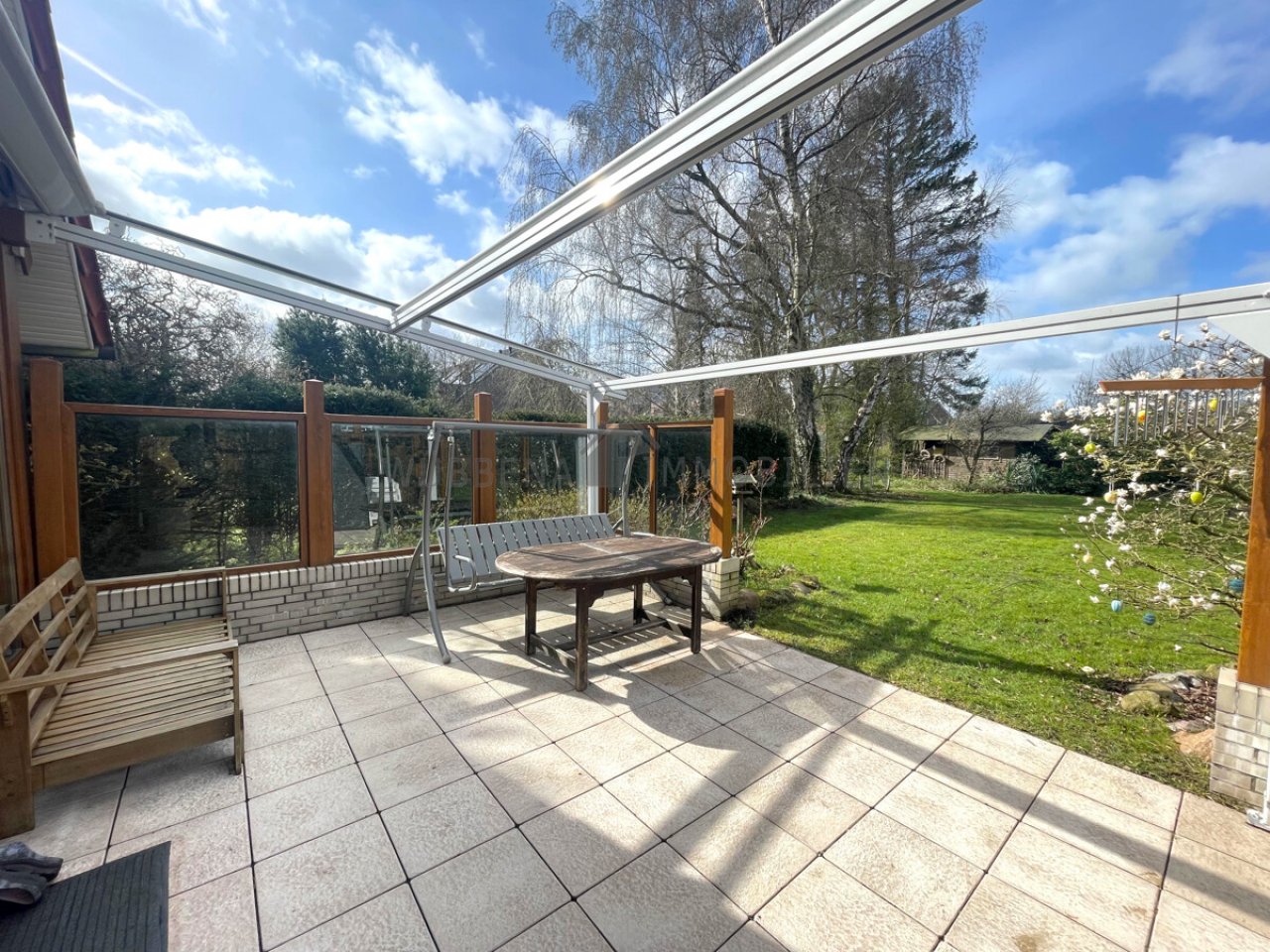 Große Terrasse mit Markise Große Terrasse mit Markise