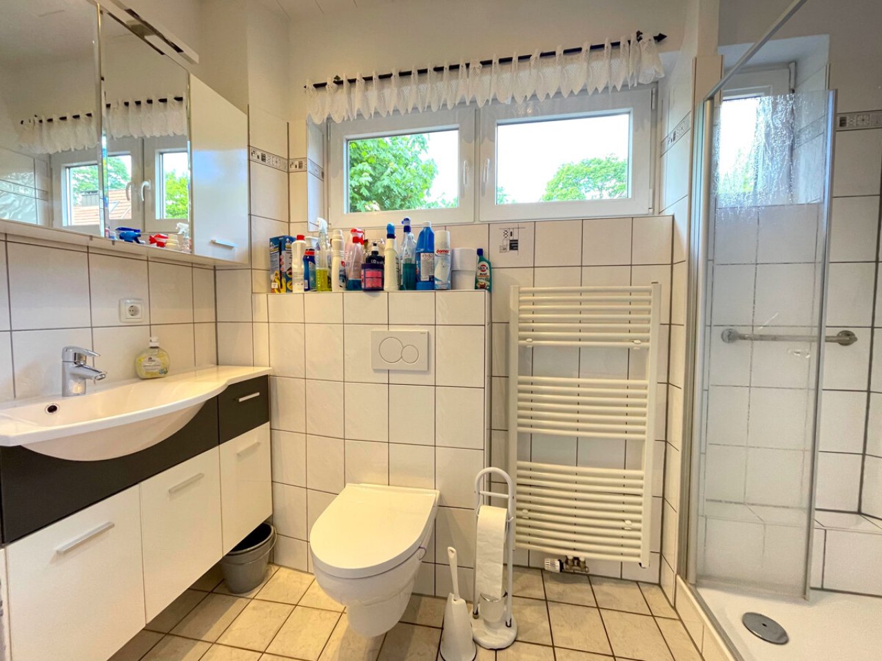 Tageslichtbad mit Dusche EG Tageslichtbad mit Dusche EG