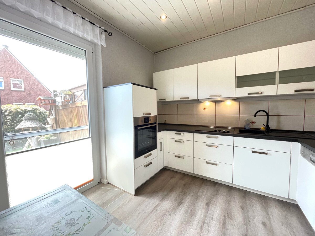 Küche mit Einbauküche und Zugang Terrasse Küche mit Einbauküche und Zugang Terrasse