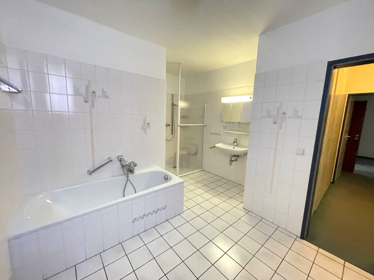 Badezimmer mit Dusche und Badewanne. Badezimmer mit Dusche und Badewanne.