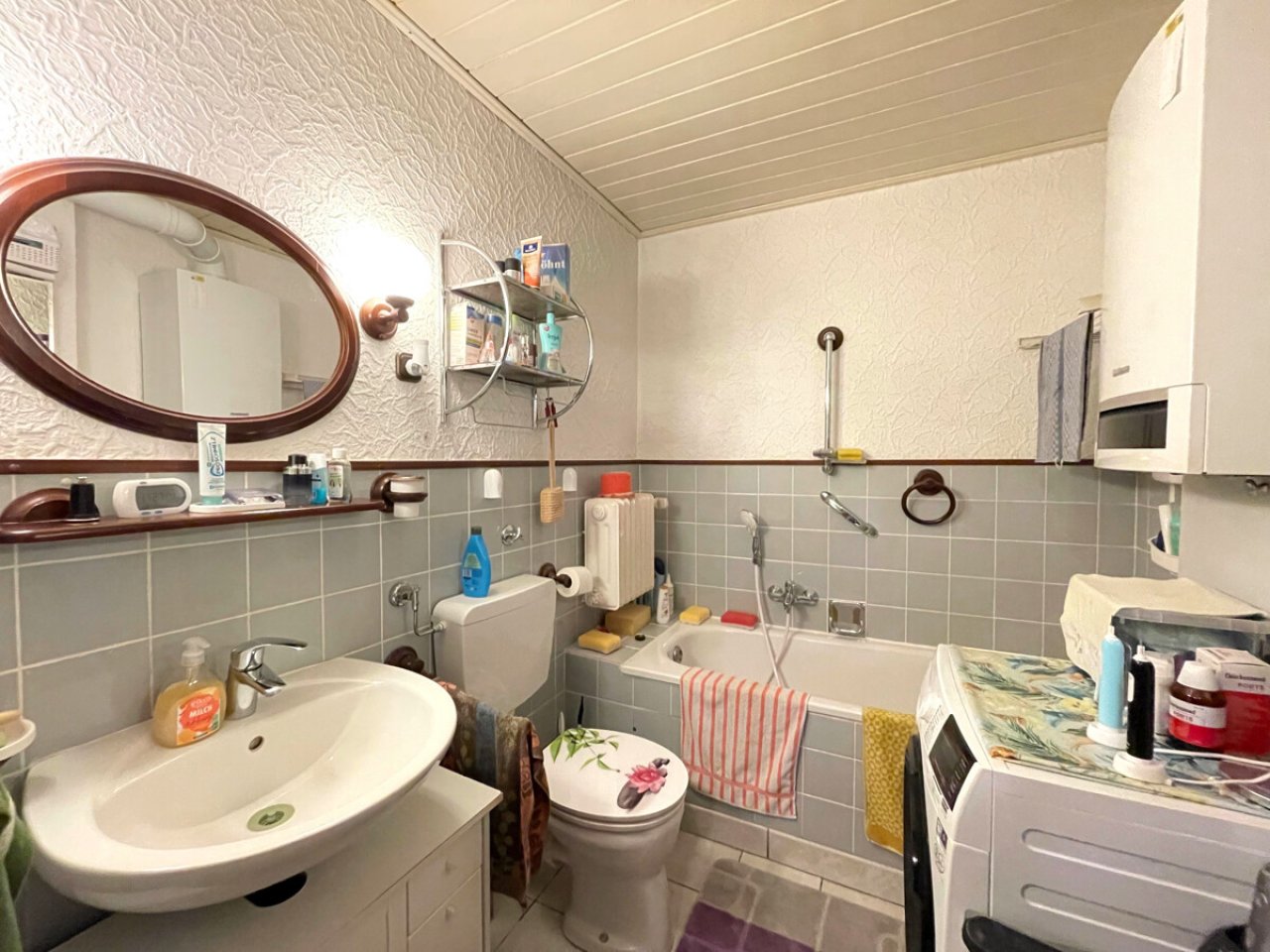 Badezimmer mit Duschwanne Badezimmer mit Duschwanne