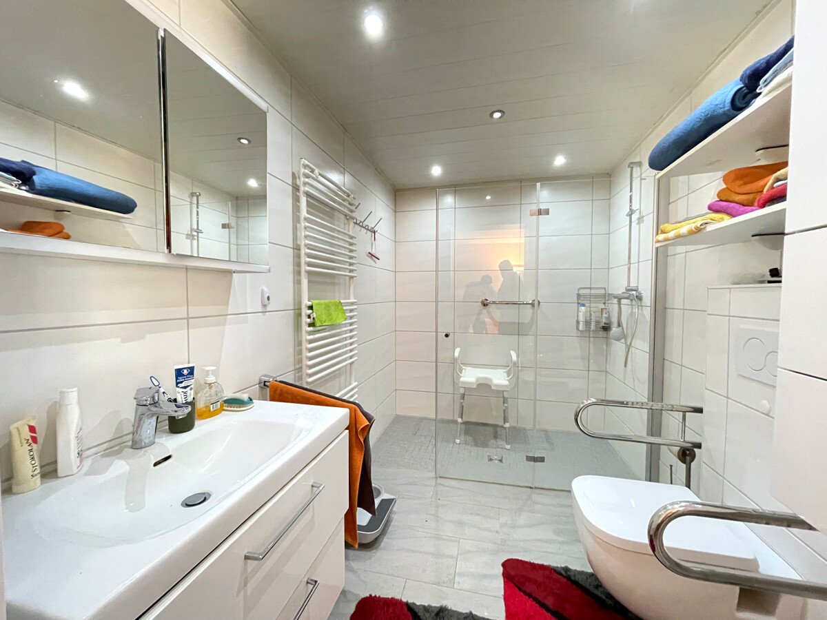 Seniorengerechtes Badezimmer mit ebenerdiger Dusche Seniorengerechtes Badezimmer mit ebenerdiger Dusche