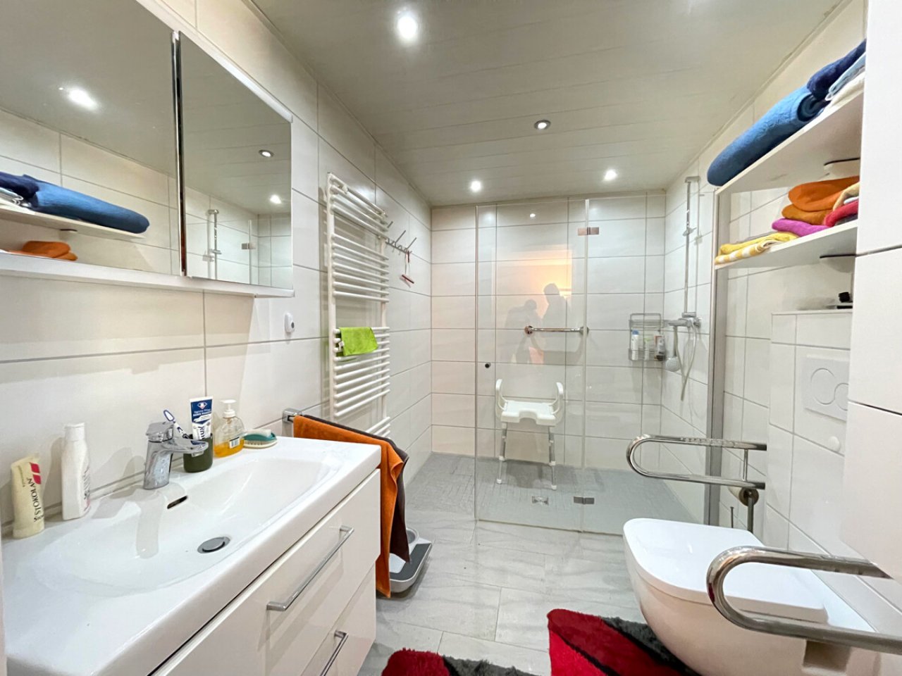 Seniorengerechtes Badezimmer mit ebenerdiger Dusche Seniorengerechtes Badezimmer mit ebenerdiger Dusche