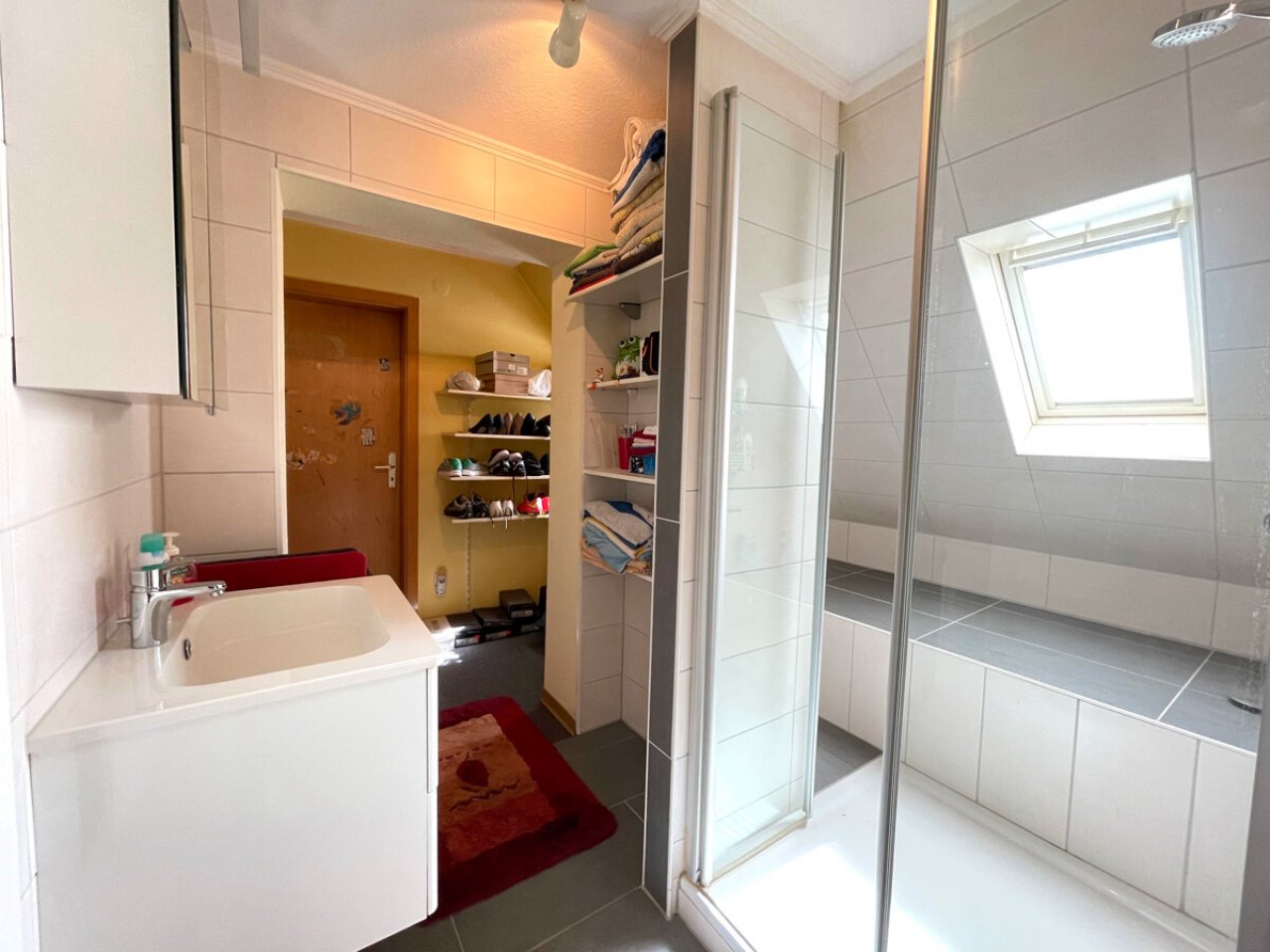 Modernes Badezimmer mit Dusche OG Modernes Badezimmer mit Dusche OG
