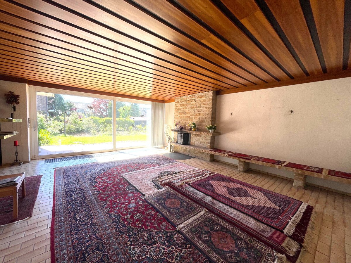 Offenes Wohnzimmer mit Kamin und Zugang Terrasse Offenes Wohnzimmer mit Kamin und Zugang Terrasse