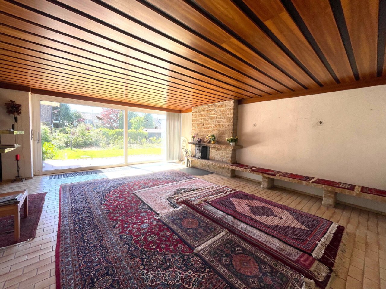 Offenes Wohnzimmer mit Kamin und Zugang Terrasse Offenes Wohnzimmer mit Kamin und Zugang Terrasse