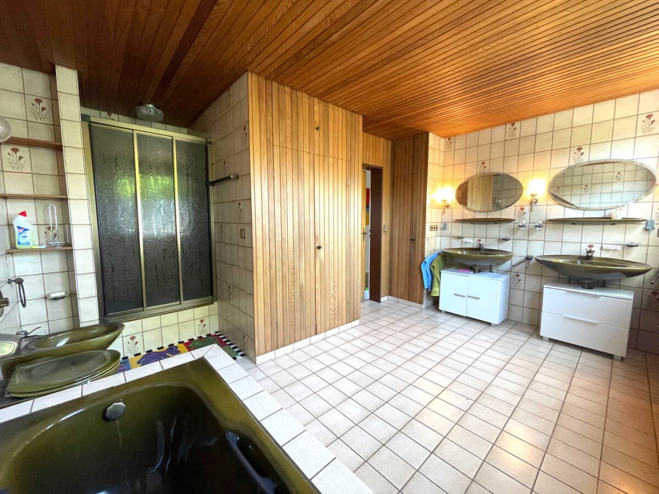 Tageslichtbad mit Dusche, Badewanne und Bidet OG Tageslichtbad mit Dusche, Badewanne und Bidet OG