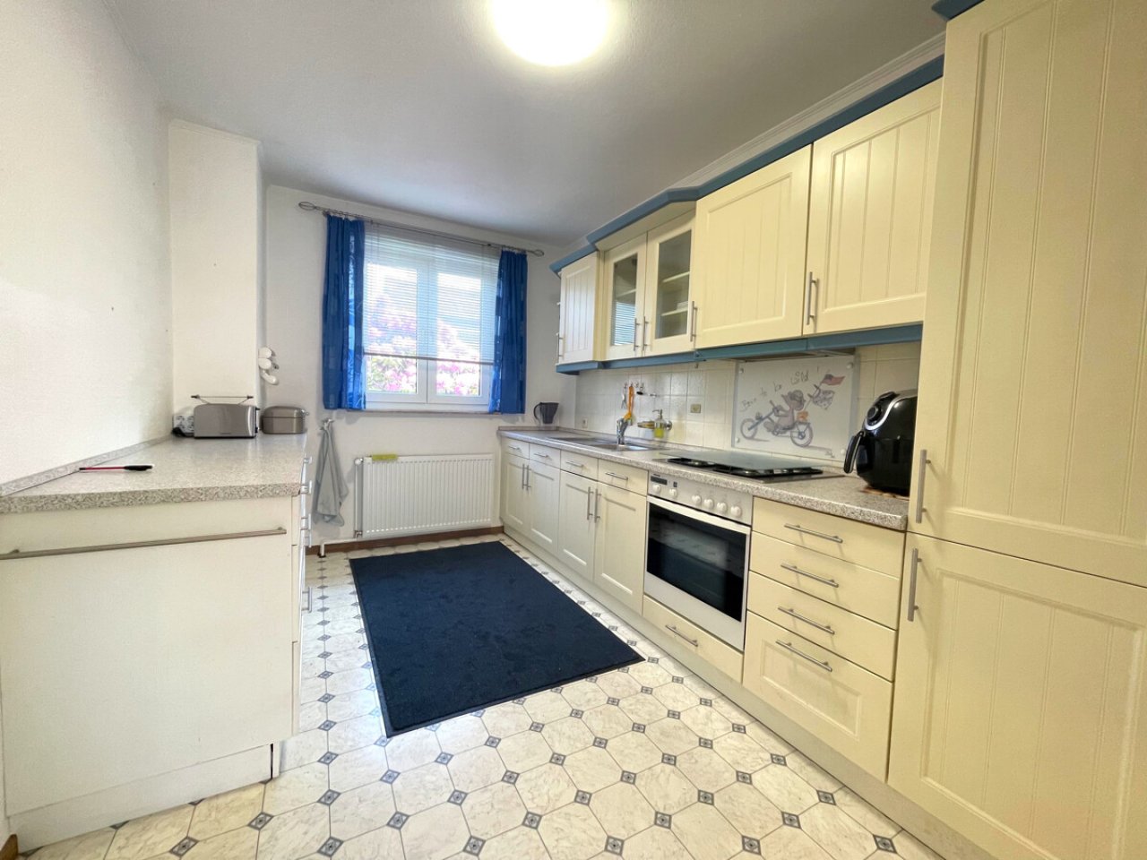 Küche mit Einbauküche und Zugang Esszimmer Küche mit Einbauküche und Zugang Esszimmer
