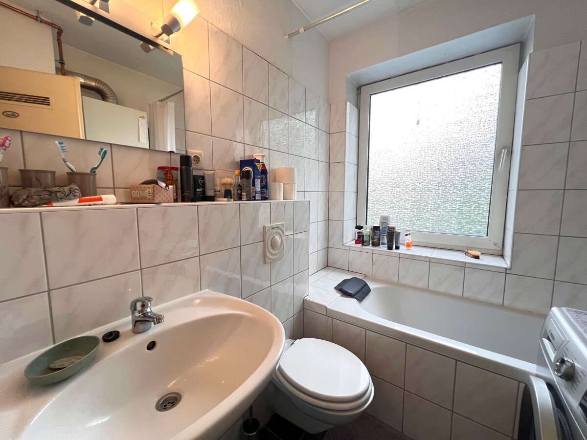 Badezimmer mit Duschwanne Badezimmer mit Duschwanne