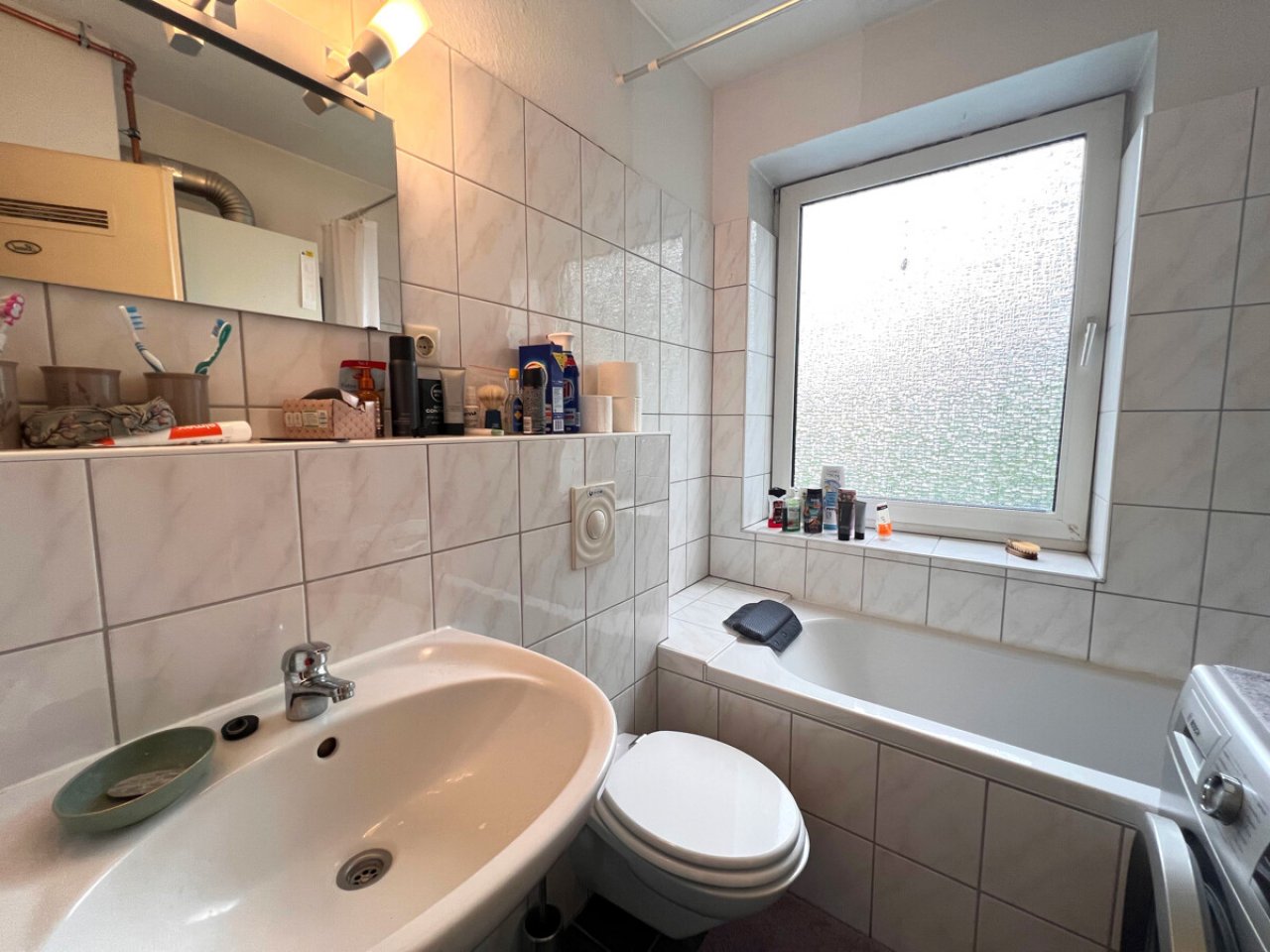 Badezimmer mit Duschwanne Badezimmer mit Duschwanne