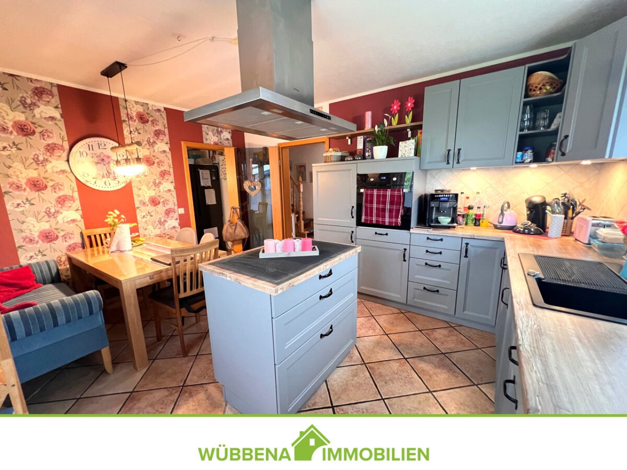 Küche mit Einbauküche und Zugang Vorratsraum & Terrasse Küche mit Einbauküche und Zugang Vorratsraum & Terrasse