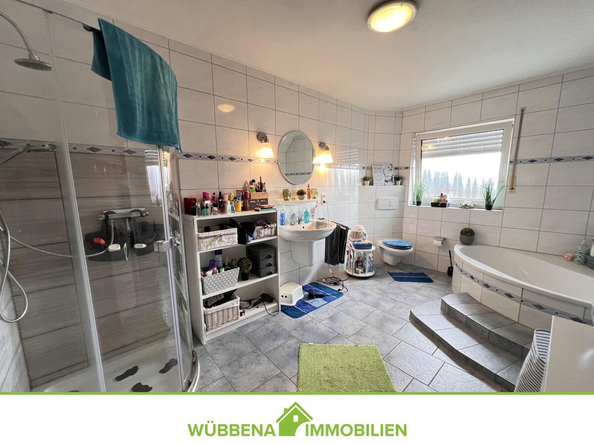 Großzügiges Badezimmer mit Dusche und Eckbadewanne Großzügiges Badezimmer mit Dusche und Eckbadewanne