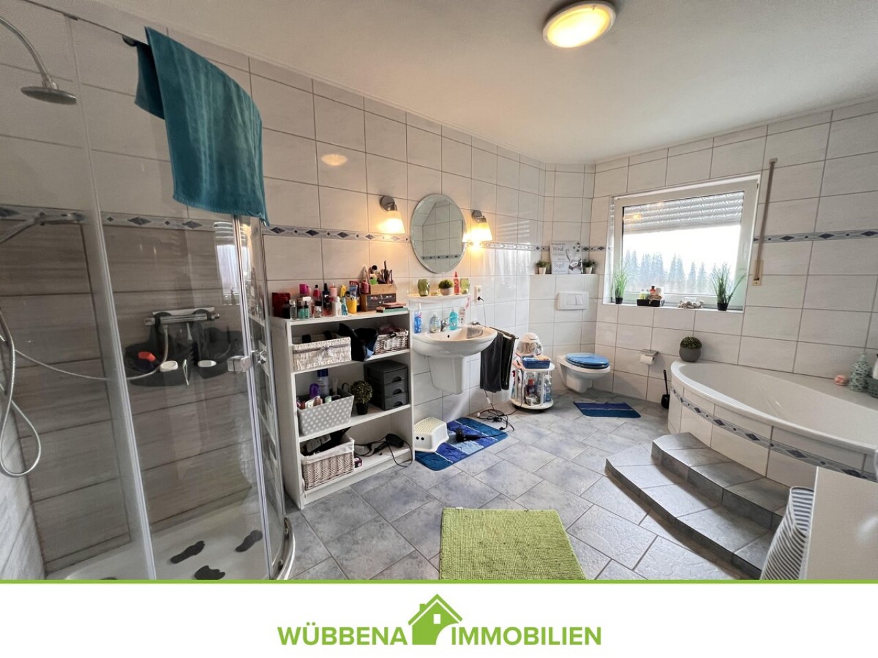 Großzügiges Badezimmer mit Dusche und Eckbadewanne Großzügiges Badezimmer mit Dusche und Eckbadewanne