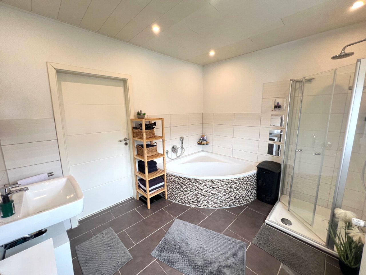 Modernes Badezimmer mit Dusche und Eckbadewanne Modernes Badezimmer mit Dusche und Eckbadewanne